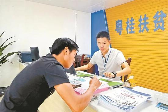 罗湖区消费帮扶中心华润万家莲塘店揭牌运营，助力劳务服务与区域发展